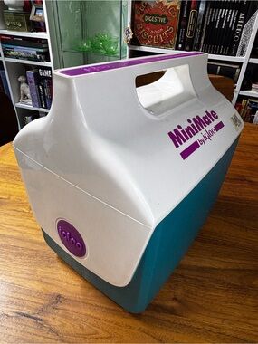 Igloo vintage 1993 MiniMate cooler with push-button flip top lid